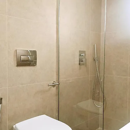 Stylish Retreat With Balcony, Steps To Seafront! דירה Vlorë