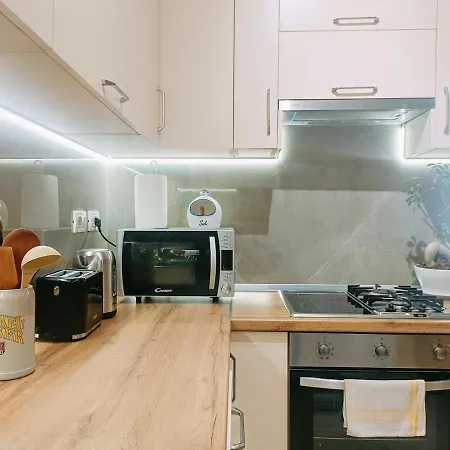 Stylish Retreat With Balcony, Steps To Seafront! דירה