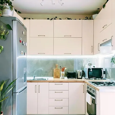 Stylish Retreat With Balcony, Steps To Seafront!