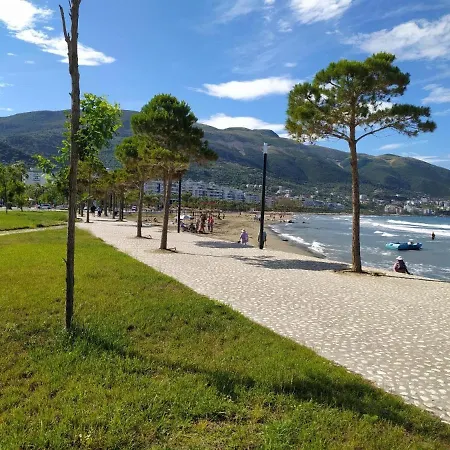 Stylish Retreat With Balcony, Steps To Seafront! דירה Vlorë