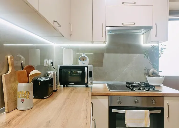 Stylish Retreat With Balcony, Steps To Seafront! 公寓