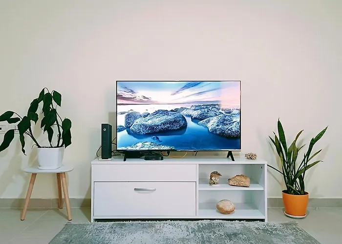 Stylish Retreat With Balcony, Steps To Seafront! Vlorë