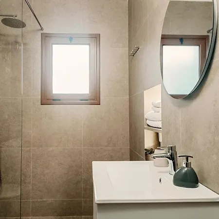 Stylish Retreat With Balcony, Steps To Seafront! * Vlore