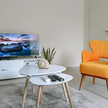 Stylish Retreat With Balcony, Steps To Seafront!