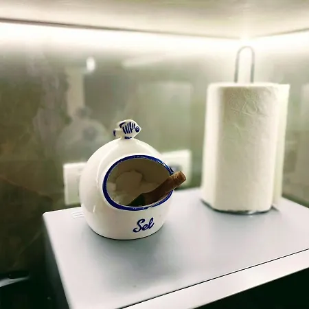 Stylish Retreat With Balcony, Steps To Seafront! Apartment