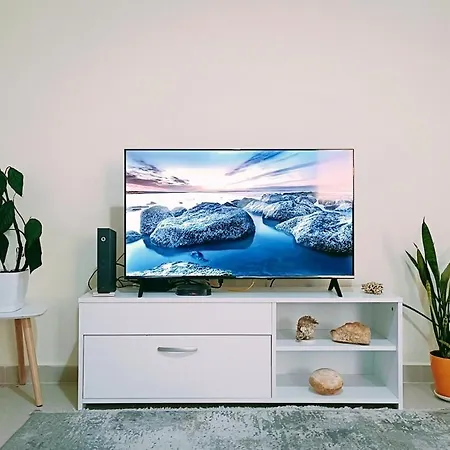 Stylish Retreat With Balcony, Steps To Seafront! Vlore