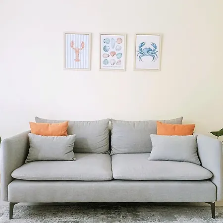 Stylish Retreat With Balcony, Steps To Seafront! Vlore