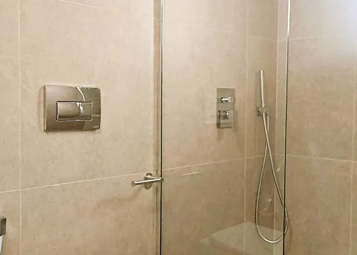 Stylish Retreat With Balcony, Steps To Seafront! Appartamento Vlorë