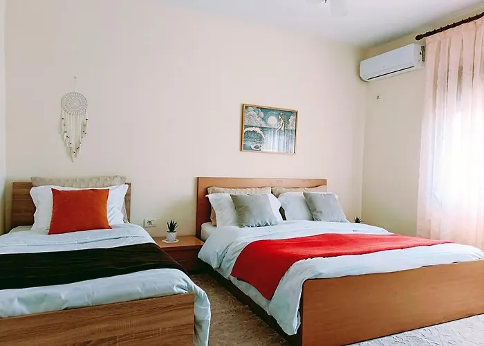 Stylish Retreat With Balcony, Steps To Seafront! *