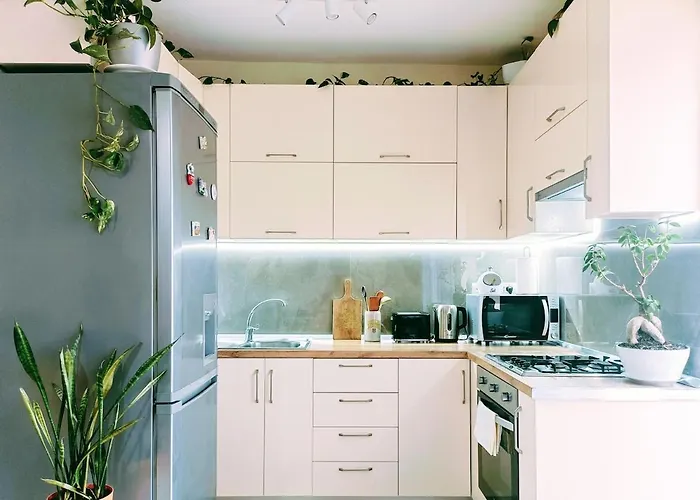 Stylish Retreat With Balcony, Steps To Seafront!